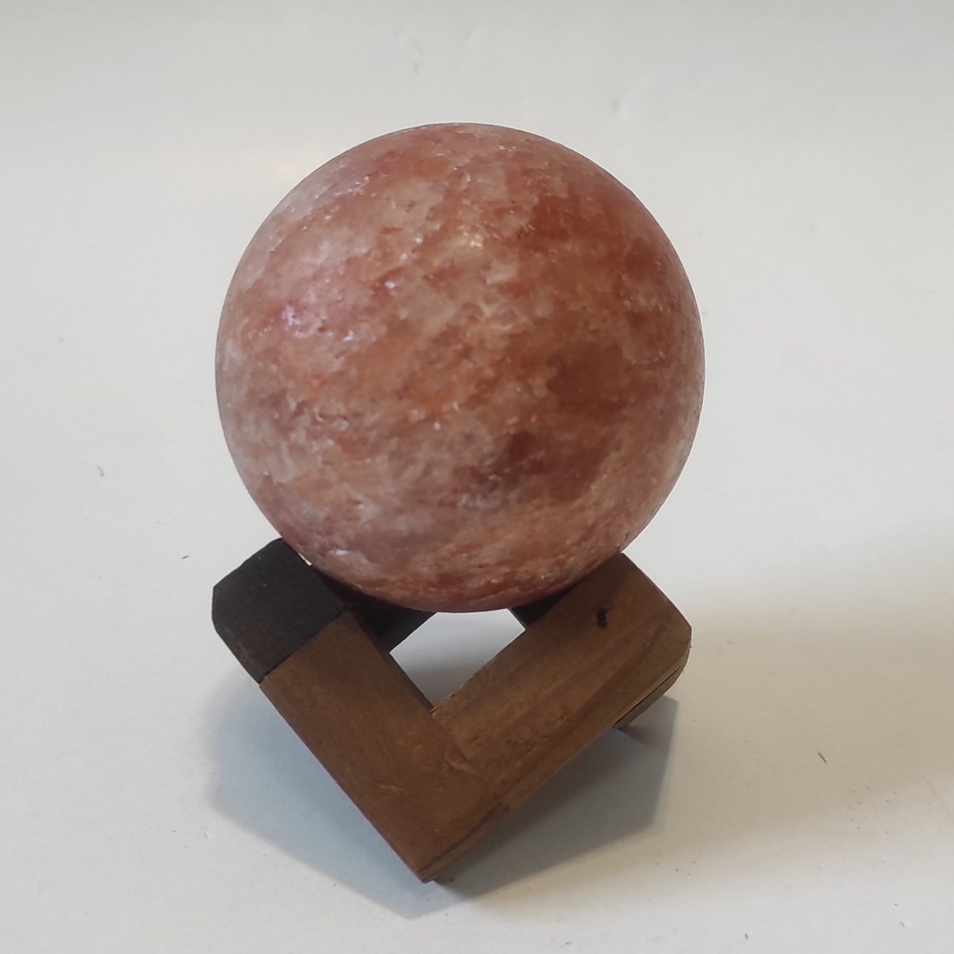 گوی سنگ نمک قطر ۷ با پایه چوبی