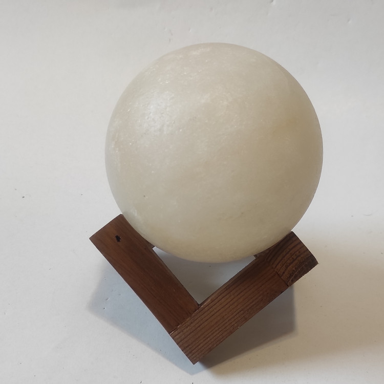 گوی سنگ نمک قطر 10 با پایه چوبی