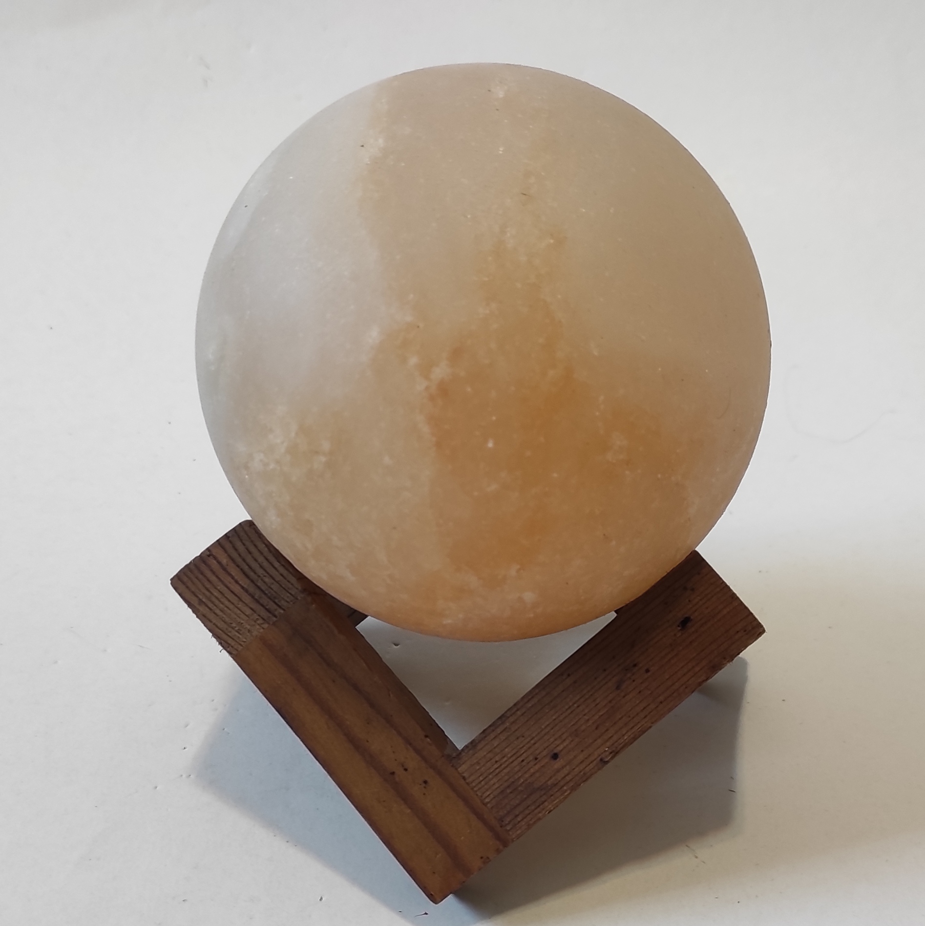 گوی سنگ نمک قطر 10 با پایه چوبی