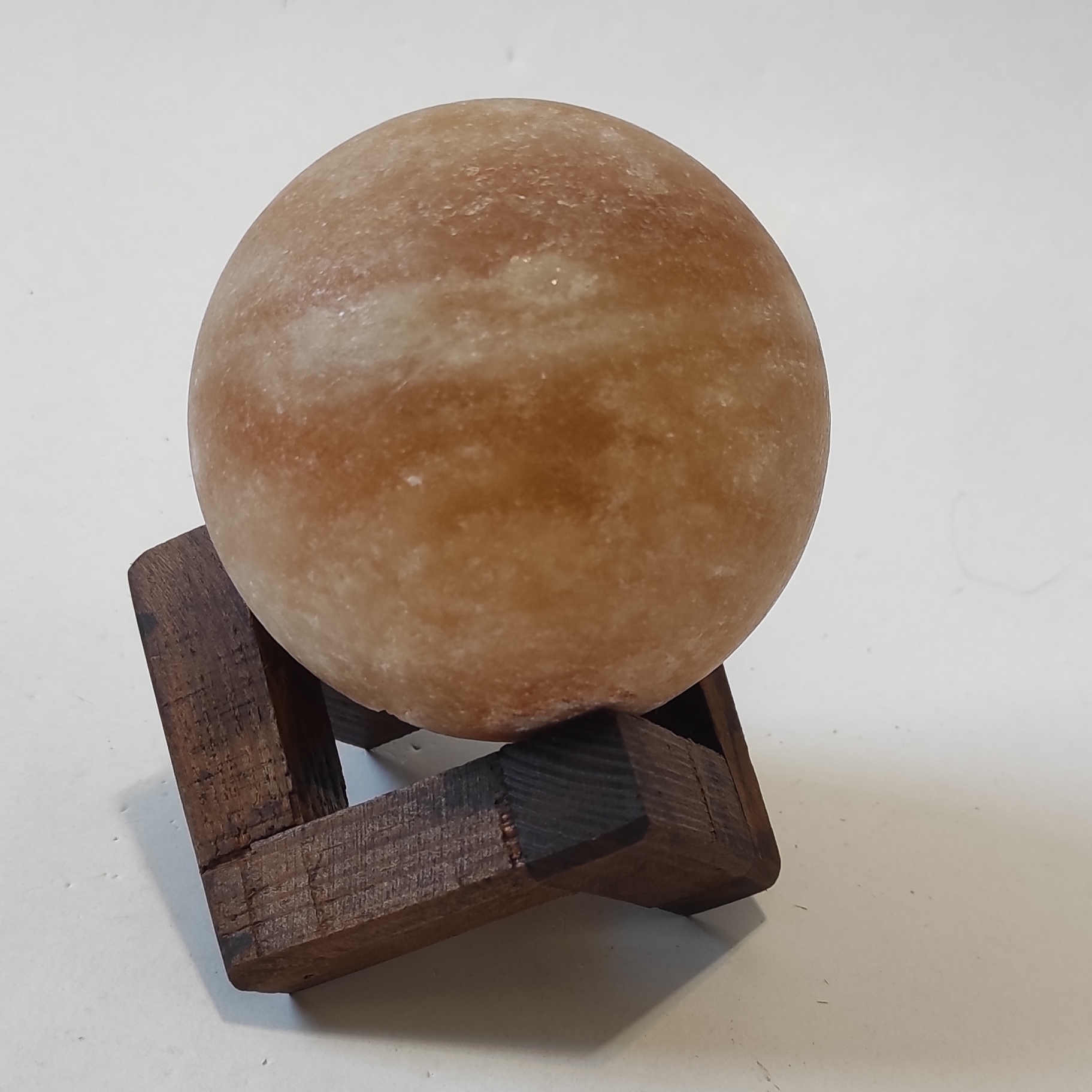 گوی سنگ نمک قطر 8 با پایه چوبی