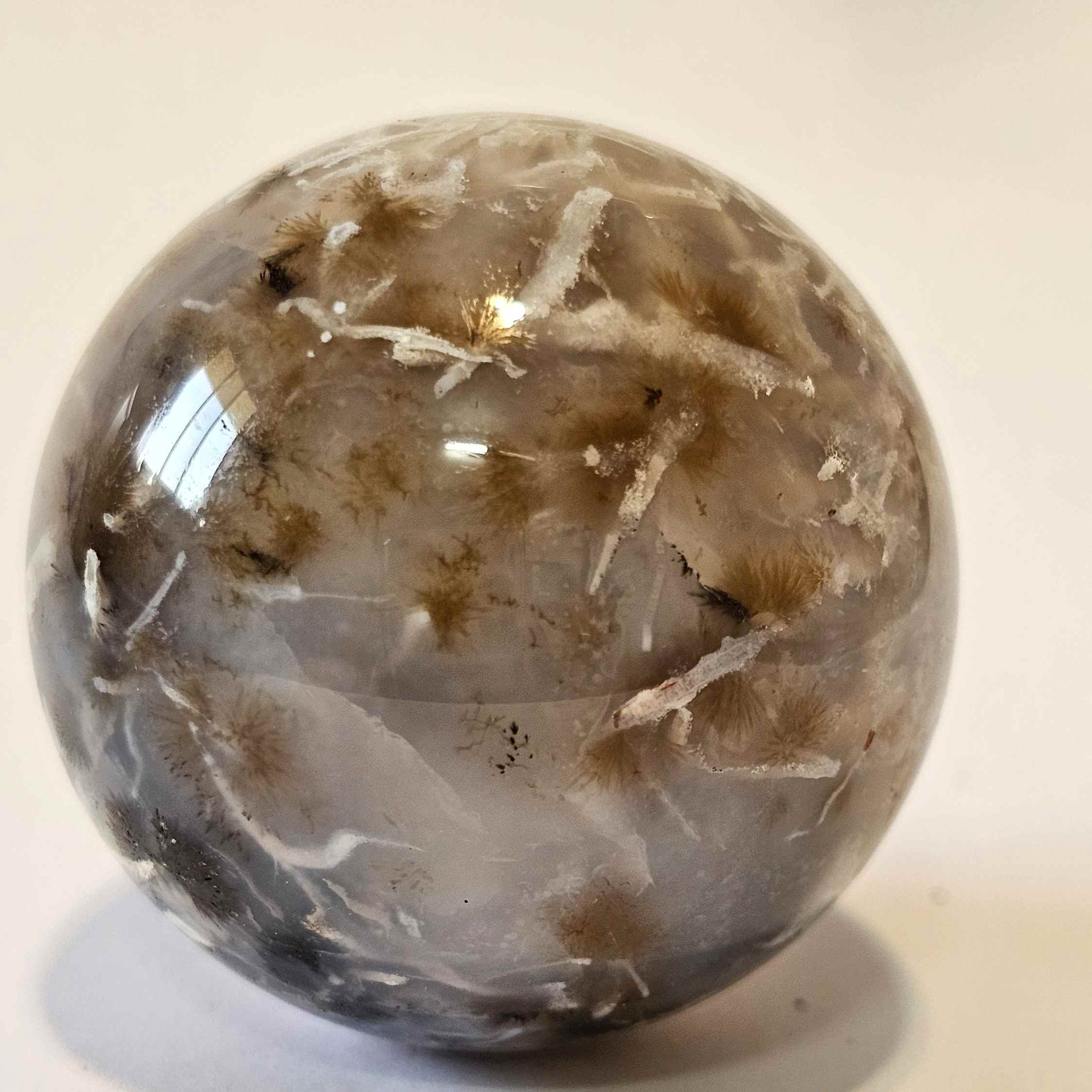 گوی سنگ عقیق به همراه پایه چوبی