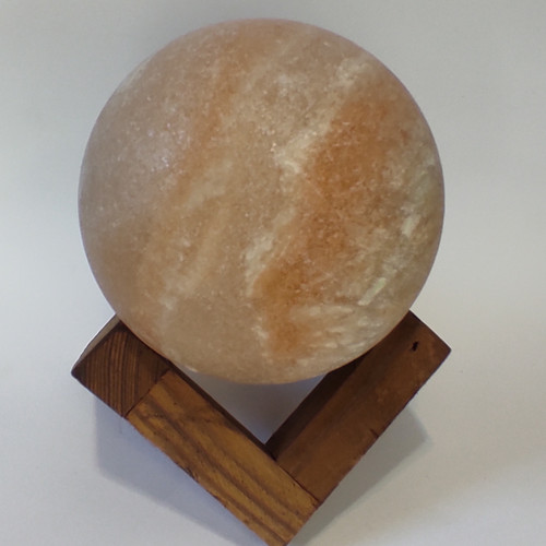 گوی سنگ نمک قطر 10 با پایه چوبی f13