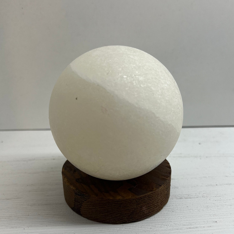 گوی سنگ نمک قطر 8 با پایه چوبی c28